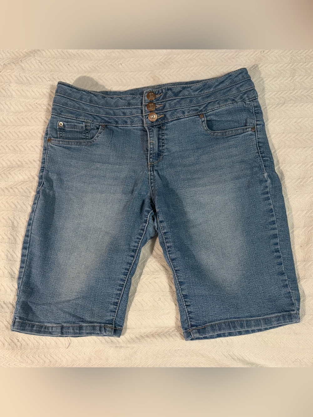 D. Jeans light blue denim shorts with triple button detail